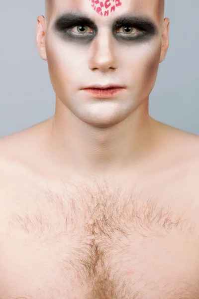 Портрет человека, окрашенного в краску в студии — стоковое фото