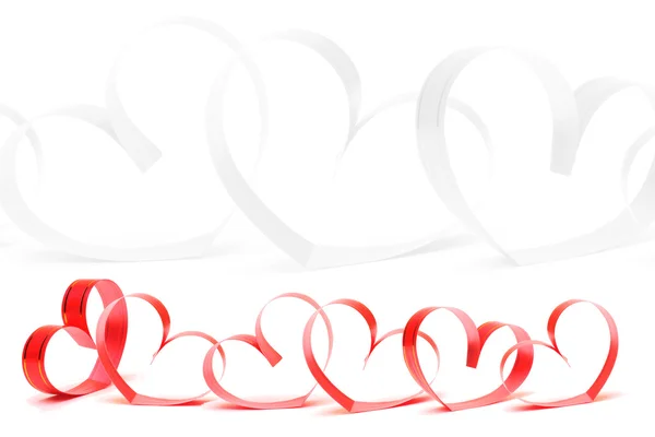 Cintas en forma de corazones en concepto de día de San Valentín blanco — Foto de Stock