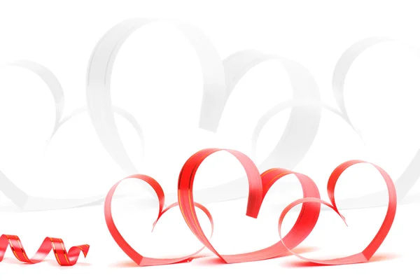 Wstążki w kształcie serc na białym, walentynkowym koncepcie — Zdjęcie stockowe