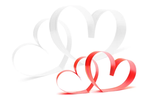 Herzförmige Bänder auf weißem Valentinstag-Konzept — Stockfoto