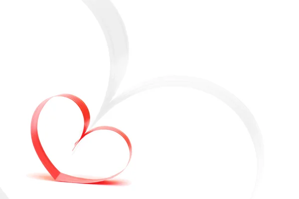 Nastri a forma di cuore su bianco, concetto di giorno di San Valentino — Foto Stock