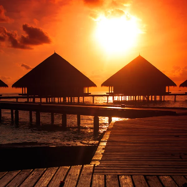 Zonsondergang op de Maldiven island, water villa's resort — Stockfoto