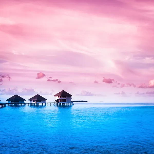 Bungalows sobre el agua con escalones hacia la increíble laguna verde — Foto de Stock