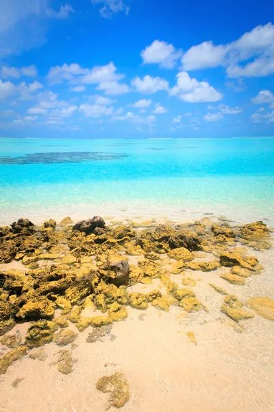 Bella spiaggia tropicale con panchine stufa, Maldive — Foto Stock
