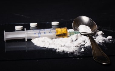 Uyuşturucu şırıngası ve pişirilmiş eroin.