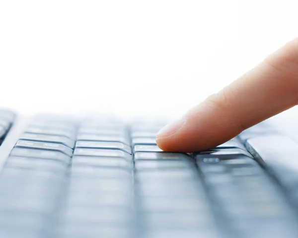 Close-up de digitar mãos masculinas no teclado — Fotografia de Stock