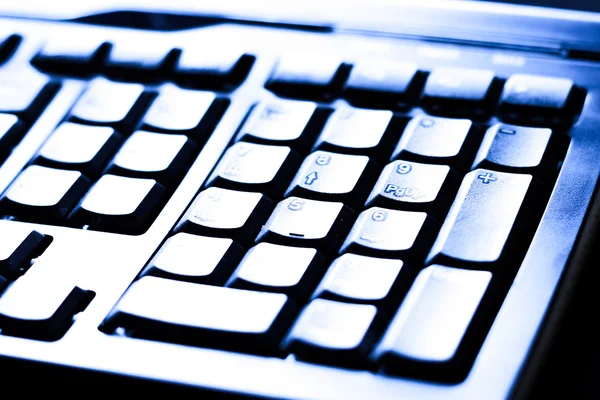 Close-up van mannelijke handen typen op toetsenbord — Stockfoto