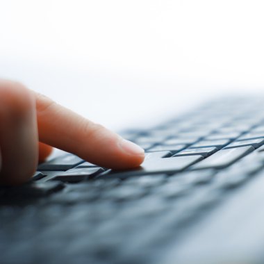 erkek ellerini klavyeden yazarak yakın çekim