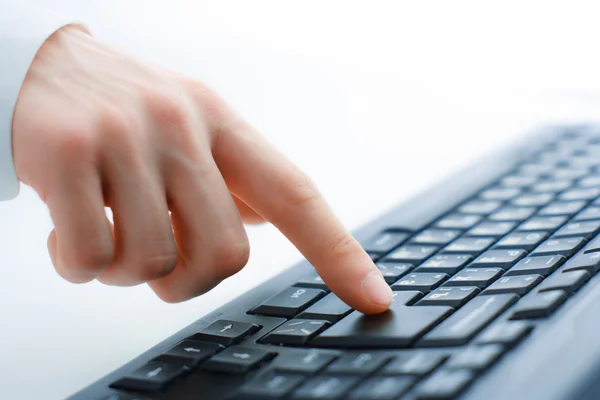 Imagen de las manos del hombre escribiendo. Enfoque selectivo — Foto de Stock