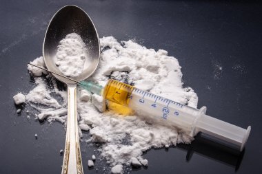 Uyuşturucu şırıngası ve pişirilmiş eroin.