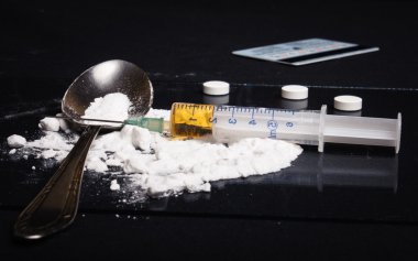 Uyuşturucu şırıngası ve pişirilmiş eroin.