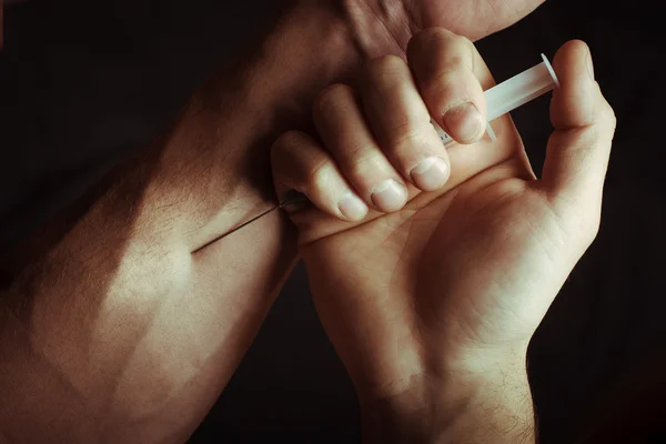 Hand with heroin syringe. Close-up photo. — Stock Photo, Image