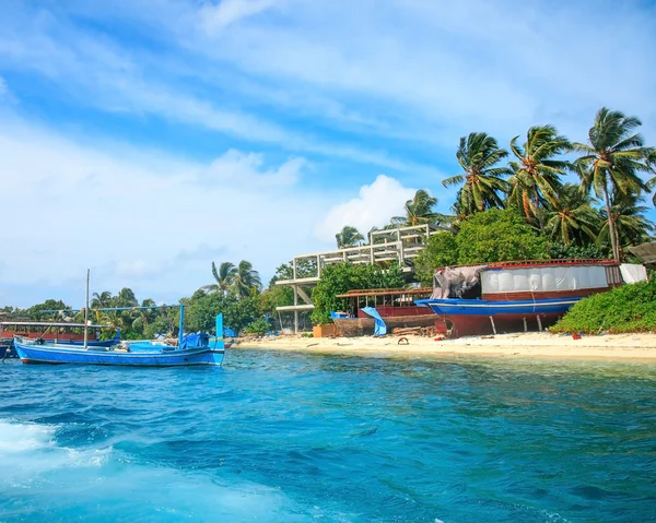 Krajobraz wyspa plaży z palmami i pochmurne niebo niebieskie — Zdjęcie stockowe