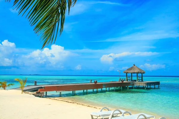 Muelle de madera con pabellón para barcos en Maldivas —  Fotos de Stock