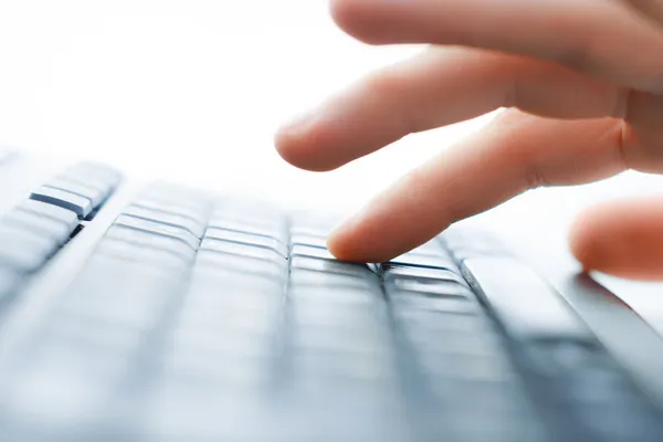 Primer plano de teclear las manos femeninas en el teclado — Foto de Stock