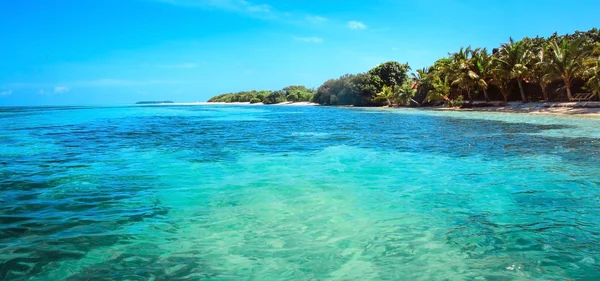 Acqua di mare tropicale alle Maldive — Foto Stock