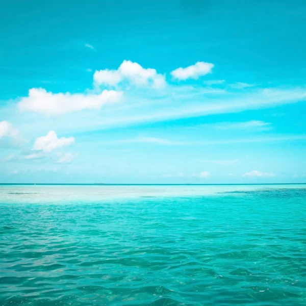 Acqua tropicale blu di mare alle Maldive — Foto Stock