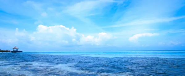 Τροπική θάλασσα μπλε νερό στις Μαλδίβες — Φωτογραφία Αρχείου