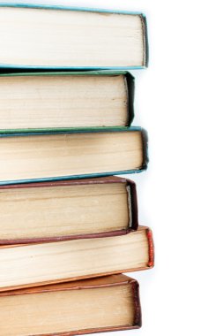 Beyazda izole edilmiş bir yığın eski kitap