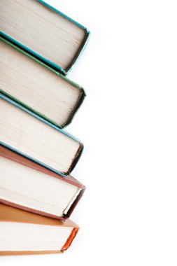 Beyazda izole edilmiş bir yığın eski kitap