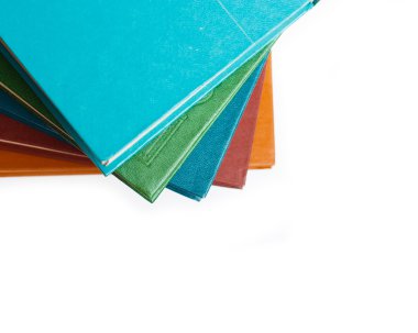Beyazda izole edilmiş bir yığın eski kitap