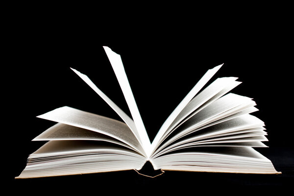 Старая книга на черном фоне
