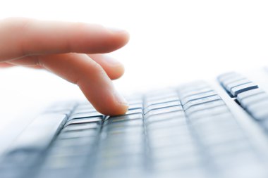 yakın çekim, eller klavyede yazım