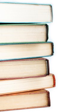 Beyazda izole edilmiş bir yığın eski kitap