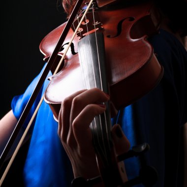 keman çalıyor. sanatçı ile müzik aleti koyu arka plan üzerinde eller.