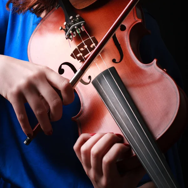 Spelen van de viool. muziekinstrument met performer handen op donkere achtergrond. — Stockfoto