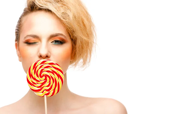 Mujer lame dulces con hermoso maquillaje aislado sobre fondo blanco — Foto de Stock