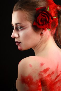 Kan ve gül ile güzel Gotik kız portresi. kan