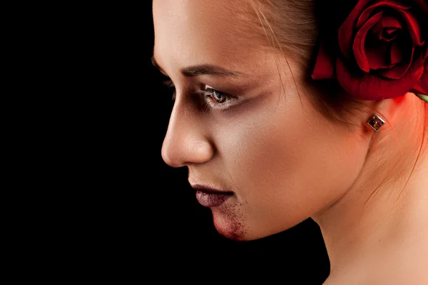 Retrato de bela menina gótica com rosa e sangue. sangue — Fotografia de Stock