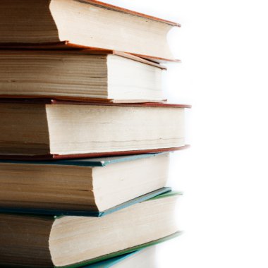 Beyazda izole edilmiş bir yığın eski kitap