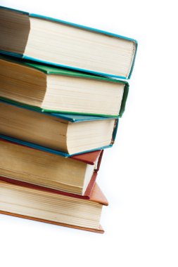 Beyazda izole edilmiş bir yığın eski kitap