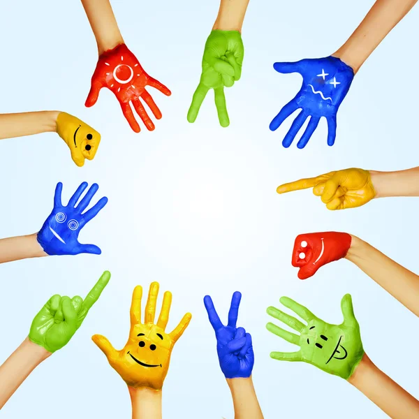 Mãos de cores diferentes. diversidade cultural e étnica — Fotografia de Stock