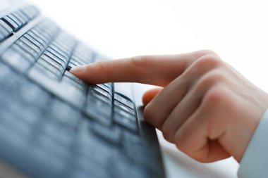 yakın çekim, eller klavyede yazım