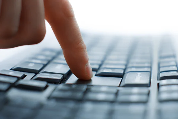 Close-up de digitar as mãos femininas no teclado — Fotografia de Stock