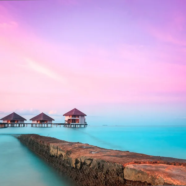 Bungalows sobre el agua con escalones hacia la increíble laguna verde — Foto de Stock