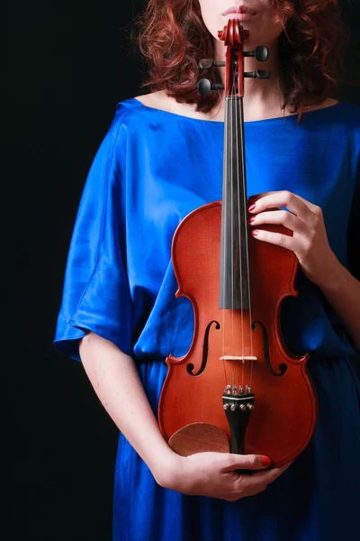 Menina bonita com violino — Fotografia de Stock