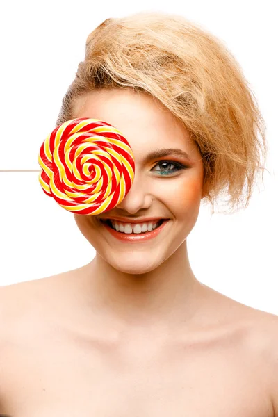 Donna lecca caramelle con bel make-up isolato su sfondo bianco — Foto Stock