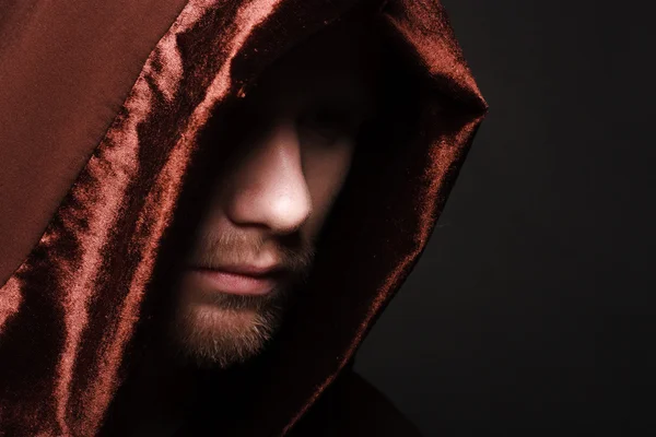 Портрет таинственного неузнаваемого монаха в халате — стоковое фото