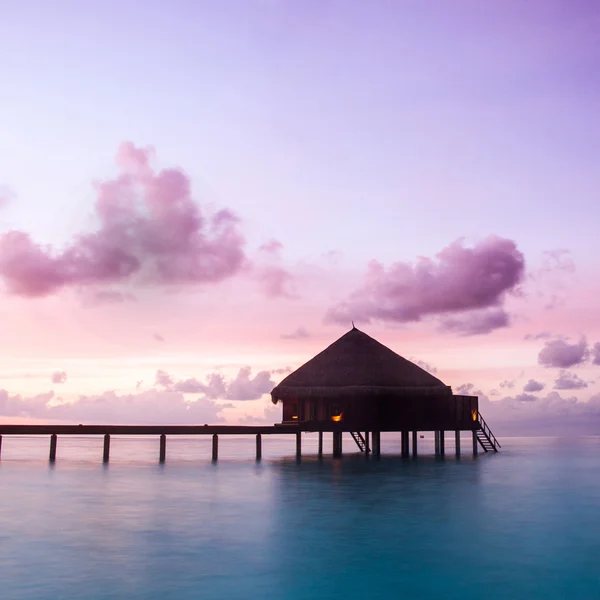 Over water bungalows met stappen in verbazingwekkend groene lagune — Stockfoto