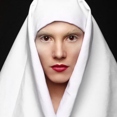 Güzel bir genç kadının yakın plan portresi.