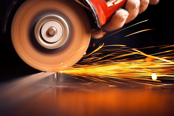 Trabalhador de corte de metal com moedor. Faíscas enquanto moagem de ferro — Fotografia de Stock