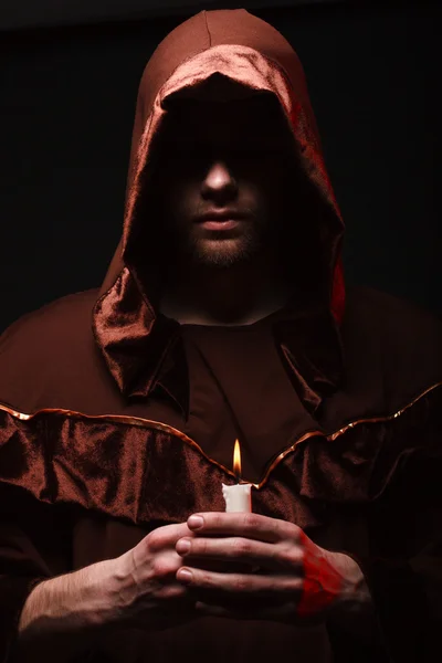 Misterioso monge católico. estúdio tiro — Fotografia de Stock