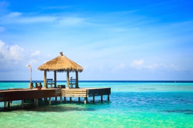 su bungalovlar şaşırtıcı içine adımlar ile yeşil lagün üzerinde