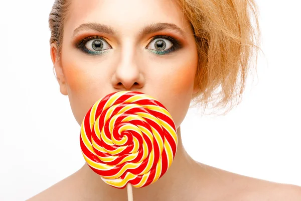 Mujer lame dulces con hermoso maquillaje — Foto de Stock