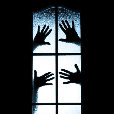 korkak çocuk cam kapının arkasında