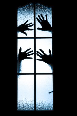 korkak çocuk cam kapının arkasında